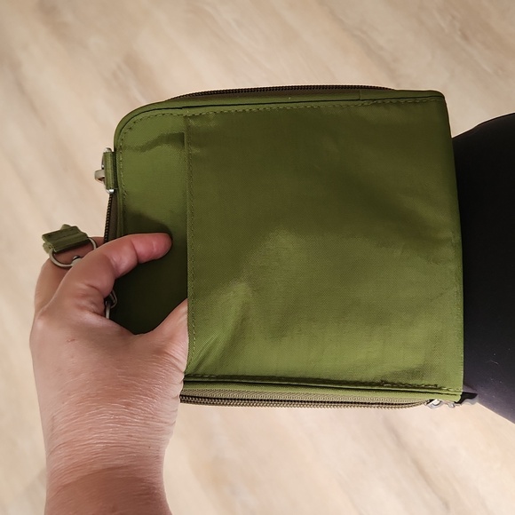 Baggallini travel crossbody - Picture 7 of 8